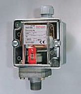 Adjustable piston pressure switch